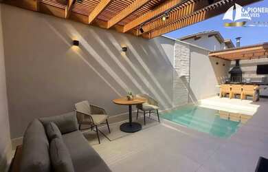 Imagem: A casa em condomínio possui 4 Dormitórios, 4 Banheiros, 2