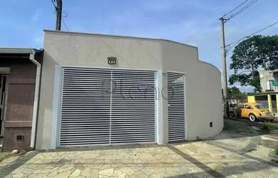 Imagem: A casa possui 3 Dormitórios, 2 Banheiros, 2 Vagas na garagem