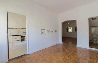 Imagem: A casa possui 3 Dormitórios, 4 Banheiros, 2 Vagas na garagem