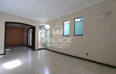 Imagem: A casa possui 2 Dormitórios, 2 Banheiros, 4 Vagas na garagem