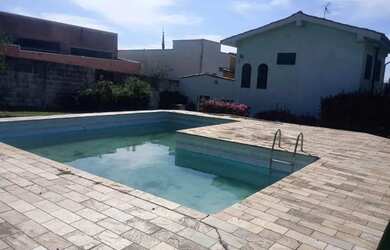 Imagem: A casa possui 5 Dormitórios, 5 Banheiros, 5 Vagas na garagem