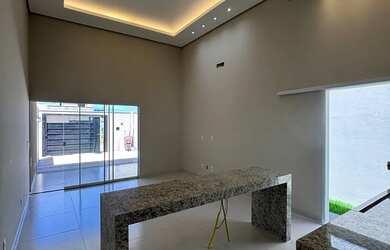 Imagem: A casa possui 3 Dormitórios, 2 Banheiros, 3 Vagas na garagem