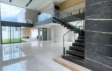 Imagem: A casa em condomínio possui 4 Dormitórios, 4 Banheiros, 4