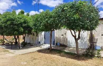 Imagem: A casa possui 2 Dormitórios, 1 Banheiro, 1 Vaga na garagem