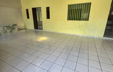 Imagem: A casa possui 3 Dormitórios, 2 Banheiros e 2 Vagas na garagem