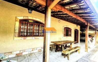 Imagem: A casa possui 4 Dormitórios, 3 Banheiros, 4 Vagas na garagem