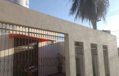 Imagem: A casa possui 2 Dormitórios, 2 Banheiros, 200m² de Área e