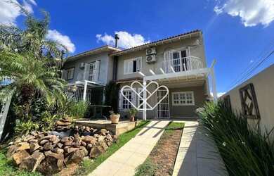 Imagem: A casa possui 3 Dormitórios, 2 Banheiros, 2 Vagas na garagem