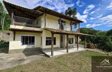 Imagem: A casa possui 3 Dormitórios, 2 Banheiros, 2 Vagas na garagem