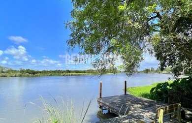 Imagem: A casa possui 3 Dormitórios, 1 Banheiro, 2 Vagas na garagem