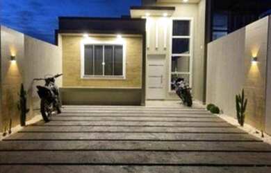 Imagem: A casa possui 3 Dormitórios, 2 Banheiros, 2 Vagas na garagem