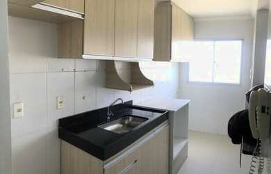 Imagem: O apartamento possui 2 Dormitórios, 1 Banheiro, 1 Vaga na garagem