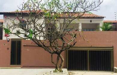 Imagem: A casa possui 3 Dormitórios, 2 Banheiros, 2 Vagas na garagem