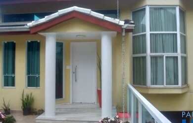 Imagem: A casa possui 3 Dormitórios, 5 Banheiros, 5 Vagas na garagem