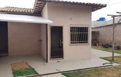 Imagem: A casa possui 3 Dormitórios, 2 Banheiros, 3 Vagas na garagem