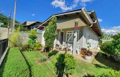 Imagem: A casa possui 3 Dormitórios, 1 Banheiro, 5 Vagas na garagem