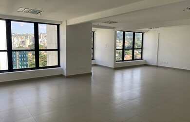 Imagem: O depósito possui 2 Vagas na garagem e 140m² de Área e está