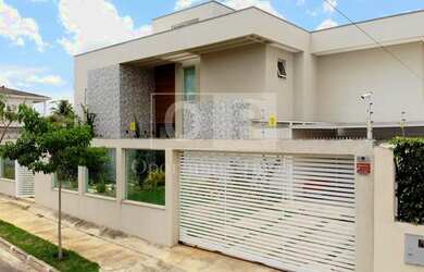 Imagem: A casa possui 4 Dormitórios, 5 Banheiros, 5 Vagas na garagem