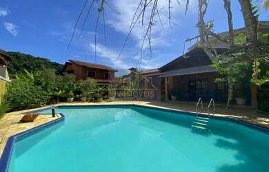 Imagem: A casa em condomínio possui 4 Dormitórios, 5 Banheiros, 4