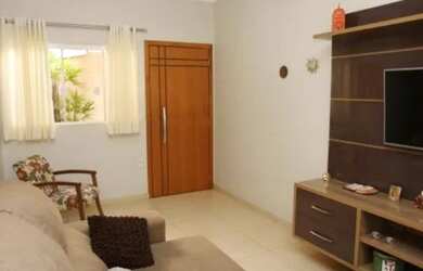 Imagem: A casa possui 3 Dormitórios, 2 Banheiros, 1 Vaga na garagem