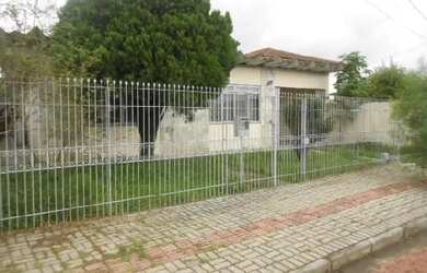 Imagem: A casa possui 4 Dormitórios, 1 Banheiro, 1 Vaga na garagem