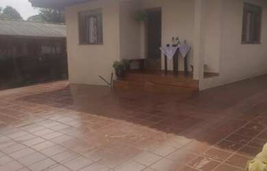 Imagem: A casa possui 3 Dormitórios, 1 Banheiro, 2 Vagas na garagem