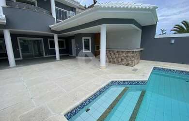 Imagem: A casa em condomínio possui 5 Dormitórios, 5 Banheiros, 4