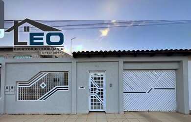 Imagem: A casa possui 3 Dormitórios, 2 Banheiros, 3 Vagas na garagem