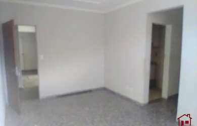 Imagem: O apartamento possui 3 Dormitórios, 1 Banheiro, 1 Vaga na garagem