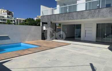 Imagem: A casa em condomínio possui 4 Dormitórios, 5 Banheiros, 2