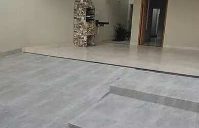 Imagem: A casa possui 3 Dormitórios, 2 Banheiros, 2 Vagas na garagem