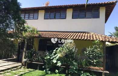 Imagem: A casa possui 3 Dormitórios, 2 Banheiros, 2 Vagas na garagem