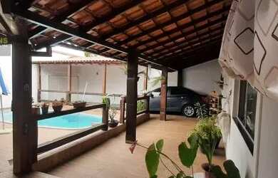 Imagem: A casa possui 4 Dormitórios, 3 Banheiros, 2 Vagas na garagem