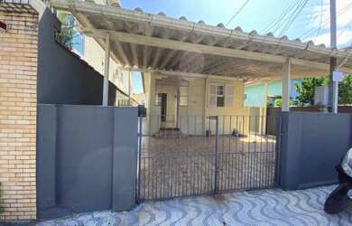 Imagem: A casa possui 2 Dormitórios, 1 Banheiro, 1 Vaga na garagem