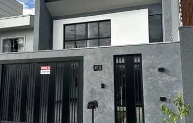 Imagem: A casa possui 3 Dormitórios, 3 Banheiros, 1 Vaga na garagem