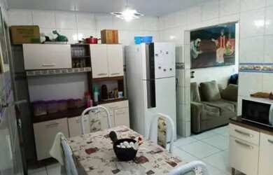 Imagem: A casa possui 2 Dormitórios, 1 Banheiro, 1 Vaga na garagem