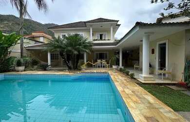 Imagem: A casa em condomínio possui 5 Dormitórios, 5 Banheiros, 2