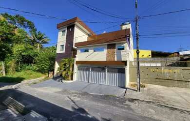 Imagem: A casa possui 5 Dormitórios, 5 Banheiros, 5 Vagas na garagem