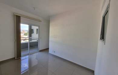 Imagem: O apartamento possui 3 Dormitórios, 1 Banheiro, 2 Vagas na