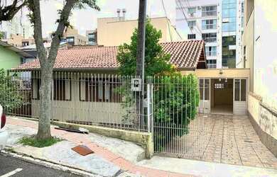 Imagem: A casa possui 3 Dormitórios, 2 Banheiros, 3 Vagas na garagem