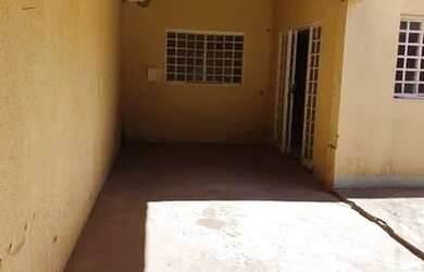 Imagem: A casa possui 3 Dormitórios, 2 Banheiros, 4 Vagas na garagem