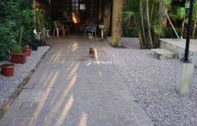 Imagem: A casa possui 3 Dormitórios, 2 Banheiros, 2 Vagas na garagem