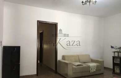 Imagem: A casa possui 3 Dormitórios, 2 Banheiros, 4 Vagas na garagem