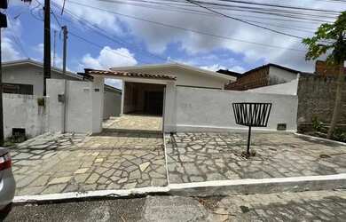 Imagem: A casa possui 3 Dormitórios, 2 Banheiros, 2 Vagas na garagem