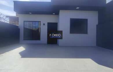 Imagem: A casa possui 3 Dormitórios, 2 Banheiros, 2 Vagas na garagem