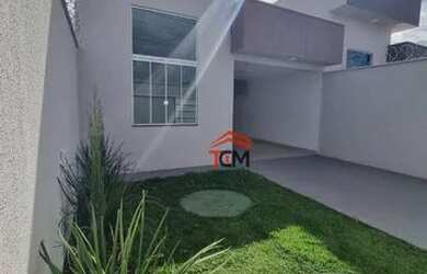 Imagem: A casa possui 3 Dormitórios, 2 Banheiros, 2 Vagas na garagem