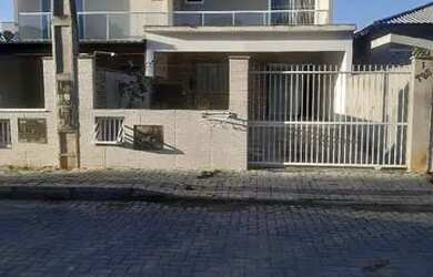 Imagem: A casa possui 4 Dormitórios, 2 Vagas na garagem e está localizado