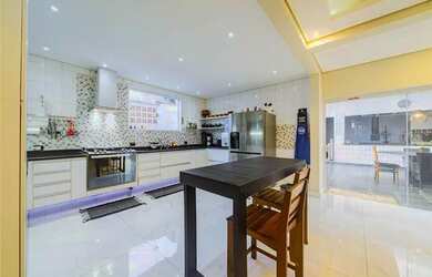 Imagem: A casa possui 4 Dormitórios, 4 Banheiros, 2 Vagas na garagem