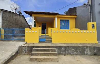 Imagem: A casa possui 3 Dormitórios e está localizado em Jatiúca