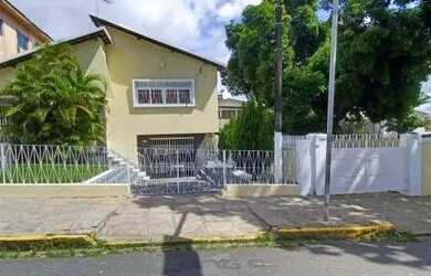 Imagem: A casa possui 4 Dormitórios, 2 Banheiros, 3 Vagas na garagem
